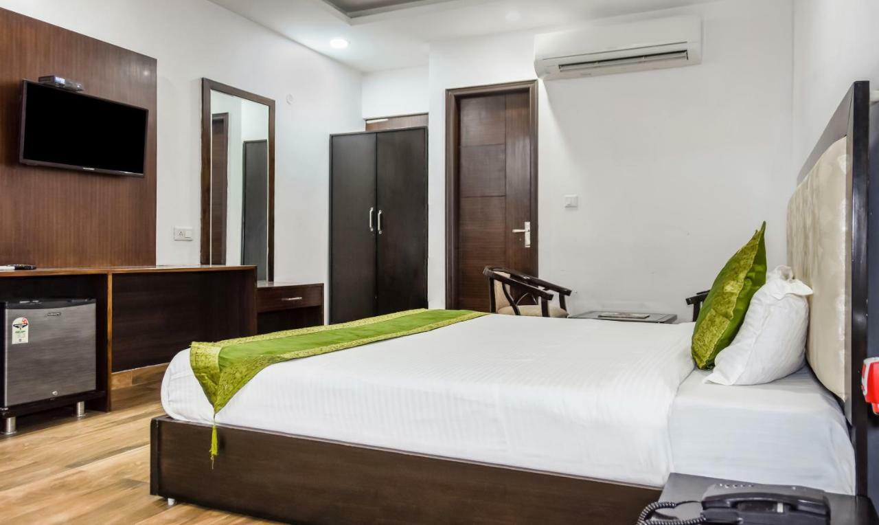 Treebo Red Petal Jalandhar Hotel Exterior foto