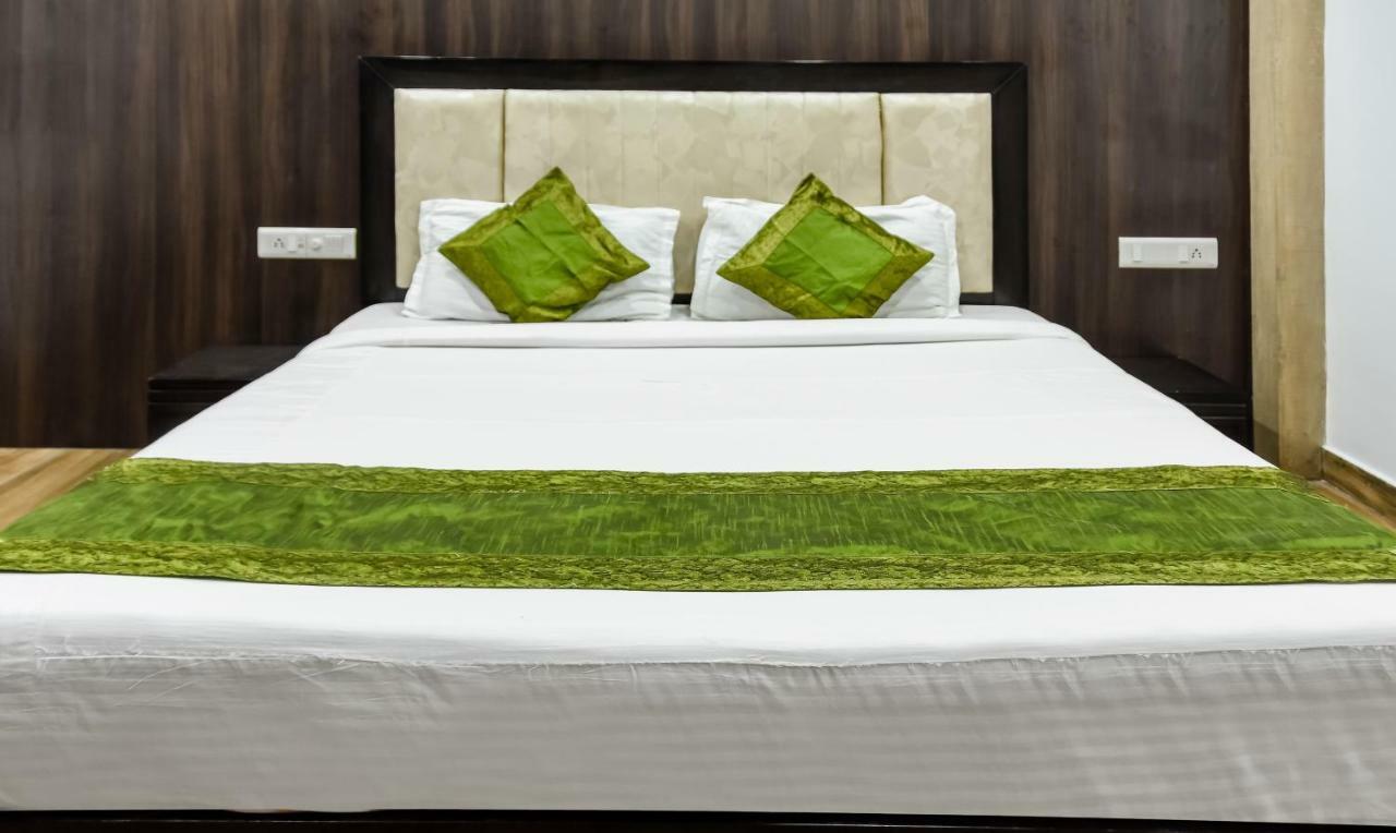 Treebo Red Petal Jalandhar Hotel Exterior foto